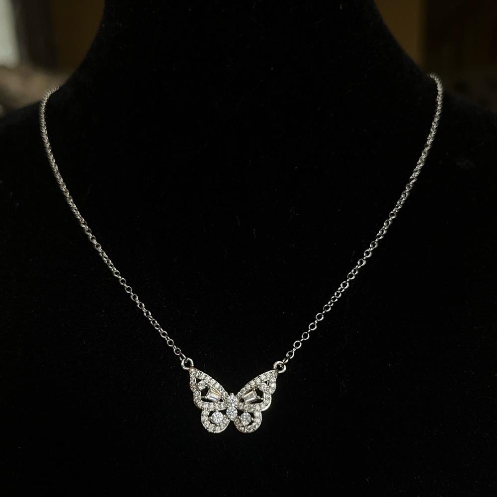 Dazzling Butterfly Necklace – Sparkling and Elegant!